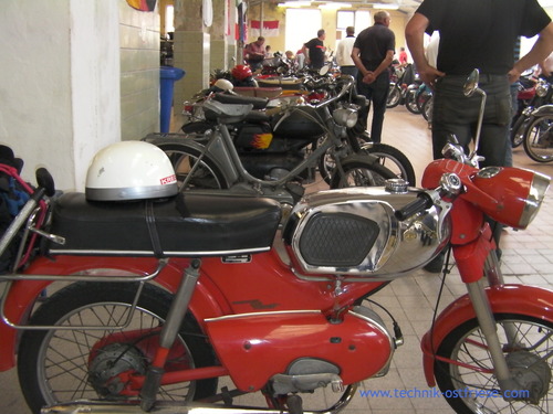 Moped-Reihe verschiedenster Klassen und Hersteller 

